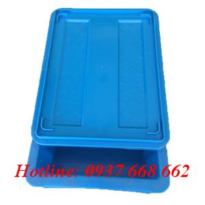thùng nhựa B7 kèm nắp màu xanh. Kích thước: 370x280x125 mm.