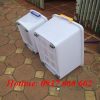 Cạnh bên thùng vuông có bánh xe, có nắp.